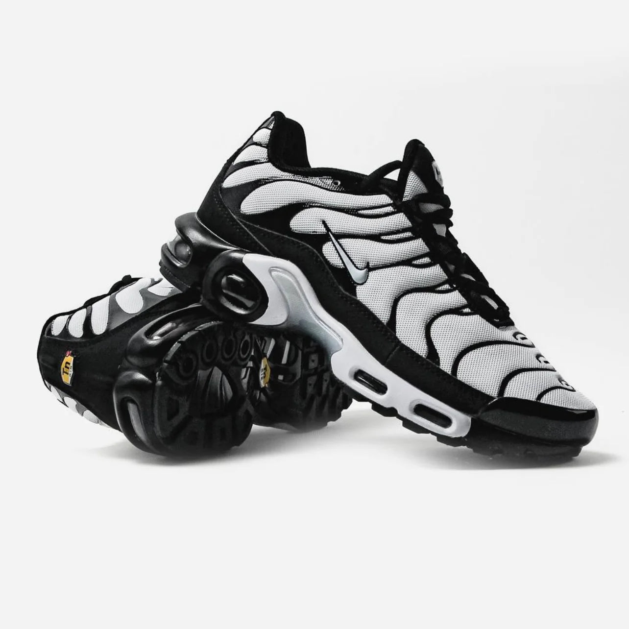AM Nike Tn Plus Tuned Black/White